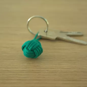 Porte-Clé Vert Émeraude en Pomme de Touline – Luxe Naturel