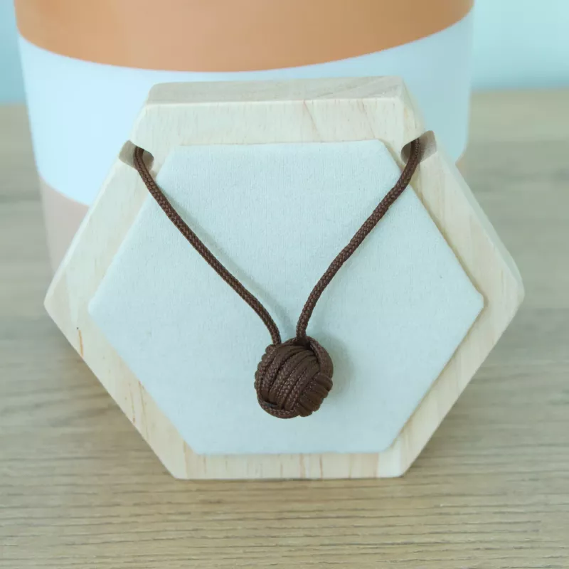 Collier Pomme de Touline Marron – Paracord Artisanal | Atelier du nœud marin