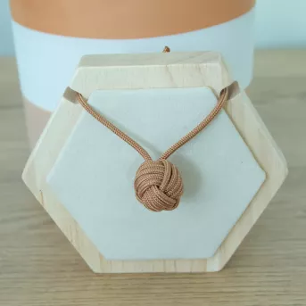 Collier Pomme de Touline Marron Clair – Bijou Artisanal Élégant | Atelier du nœud marin