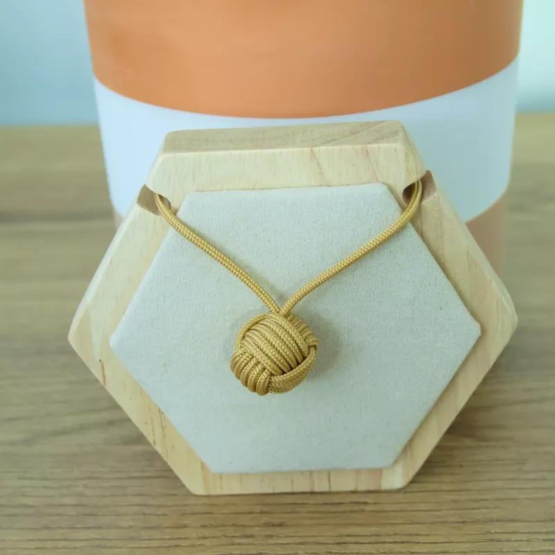 Collier Pomme de Touline Moutarde – Bijou Artisanal Audacieux | Atelier du nœud marin