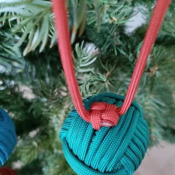 Boule de Noël Verte en Touline – Décoration Artisanale & Éco-Chic | Atelier du nœud marin