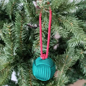Boule de Noël Verte en Touline – Décoration Artisanale & Éco-Chic | Atelier du nœud marin