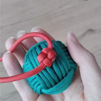 Boule de Noël Verte en Touline – Décoration Artisanale & Éco-Chic | Atelier du nœud marin