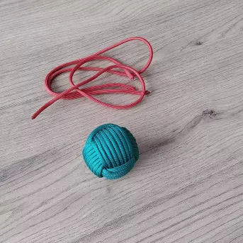 Boule de Noël Verte en Touline – Décoration Artisanale & Éco-Chic | Atelier du nœud marin