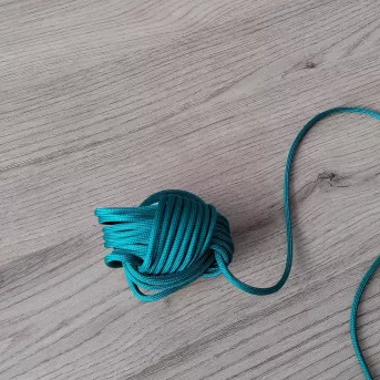 Boule de Noël Verte en Touline – Décoration Artisanale & Éco-Chic | Atelier du nœud marin