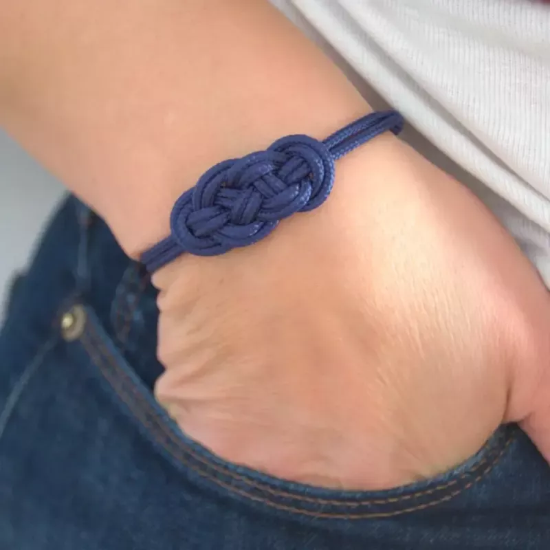 Bracelet Nœud de Carrick Bleu Marine – Élégance Marin & Artisanat