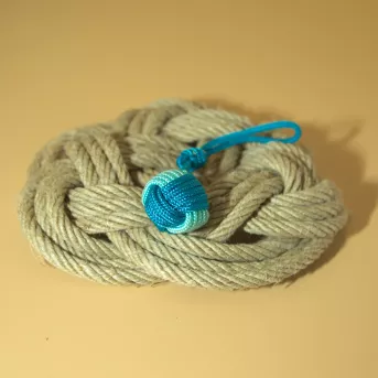 Porte-clés marin en paracorde bleu ciel et vert profond, fabriqué artisanalement en France
