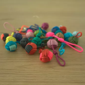 Porte-Clé bleu en Pomme de Touline – Élégance Romantique