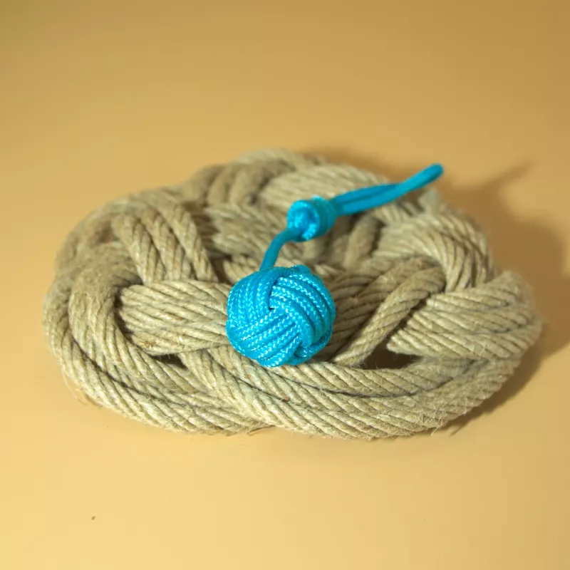 Porte-Clé bleu en Pomme de Touline – Élégance Romantique