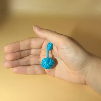 Porte-Clé bleu en Pomme de Touline – Élégance Romantique