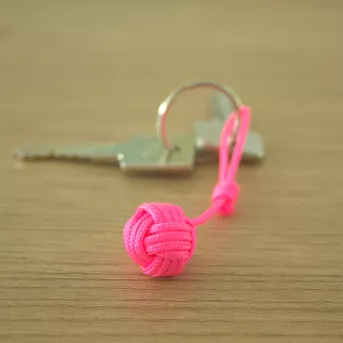 Porte-Clé bleu en Pomme de Touline – Élégance Romantique