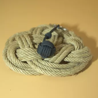 Porte-Clé Gris Anthracite en Pomme de Touline – Élégance