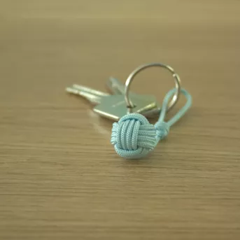 Porte-Clé Bleu Pastel en Pomme de Touline – Douceur Marine